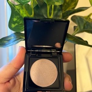 Pressed Highlighter, Vegan, Nude color, blends well, Fairy Dust